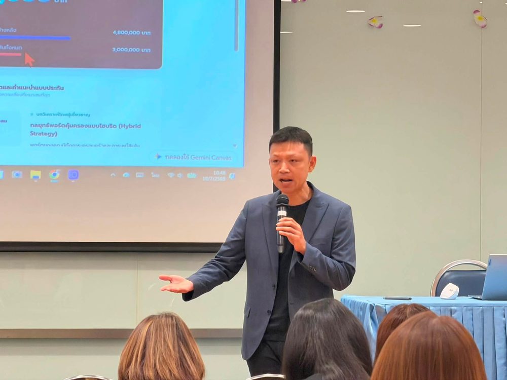 วิทยากร Work360 บรรยายให้ผู้เข้าอบรมในห้องประชุมองค์กร