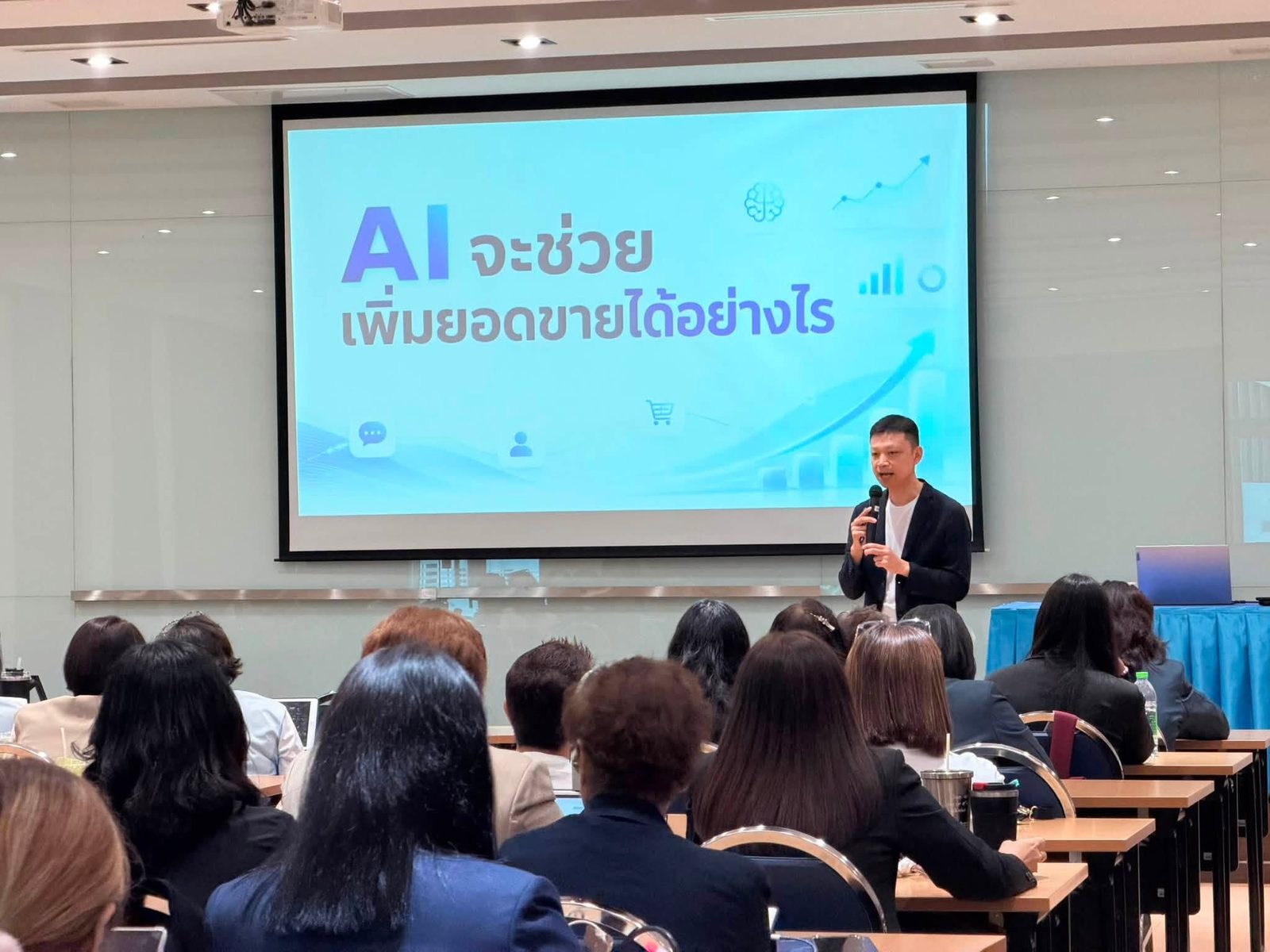 วิทยากร Work360 บรรยายหลักสูตร AI ให้พนักงานองค์กรในห้องประชุม