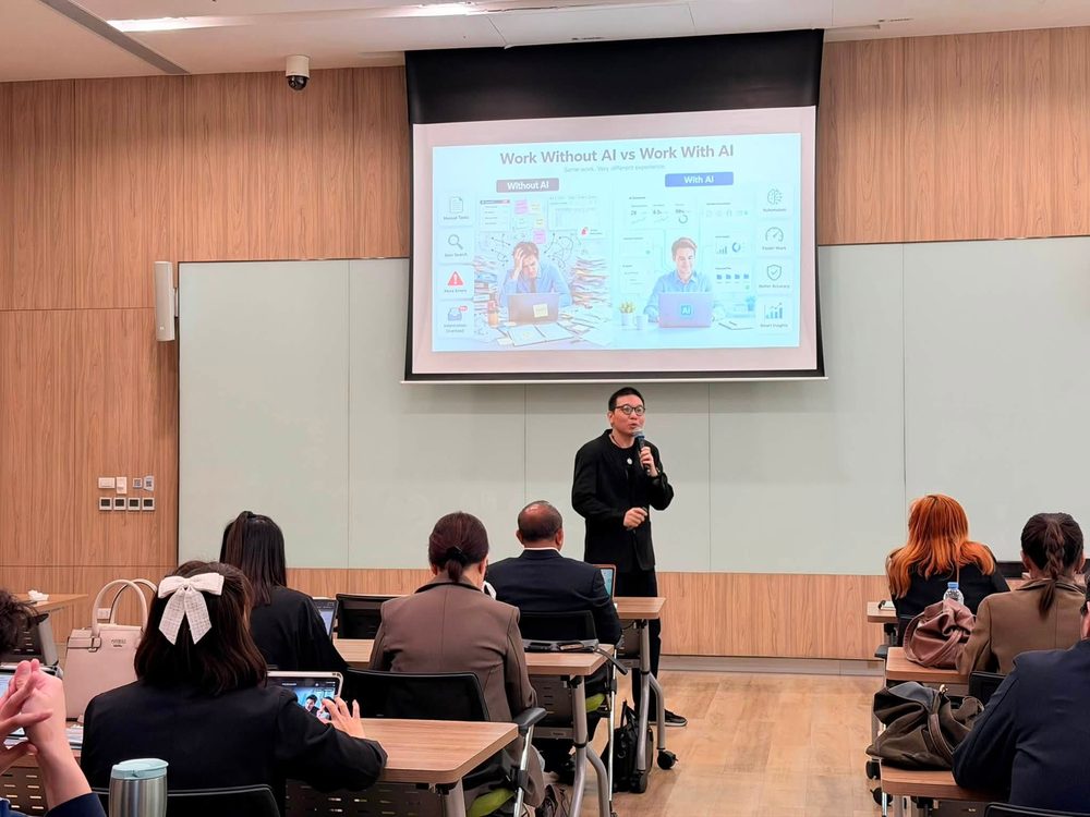 เปรียบเทียบการทำงานแบบมี AI และไม่มี AI บนจอบรรยายในห้องอบรม